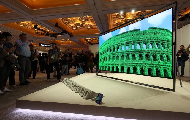 [CES 2026] '더 크게' VS '더 얇게'…삼성·LG 차세대 프리미엄 TV 공개