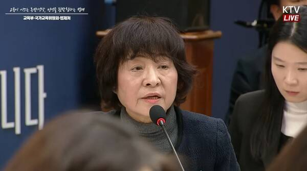 박지향 이사장이 대통령의 질의에 답변하는 모습