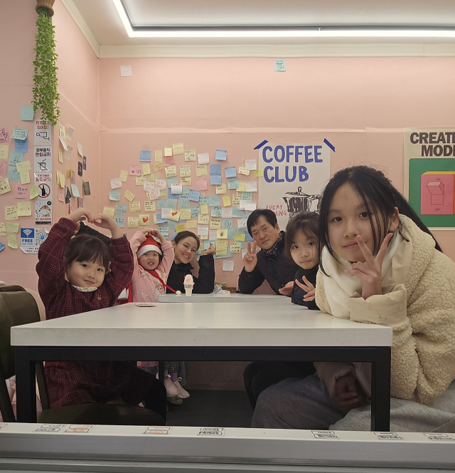 오상종·이가영 부부와 네 자녀가 휴일 집 근처에 있는 카페에 나와 있다. 오상종 씨 제공