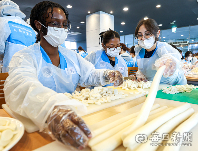 [포토뉴스] 새해 떡국 나누는 유학생 손길