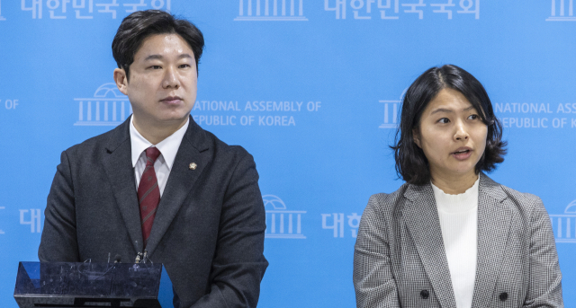 국민의힘 진종오 의원(왼쪽)과 손주하 서울시 중구 의회 의원이 5일 국회에서 이혜훈 기획예산처 장관 후보자의 국민의힘 당협위원장 시절 의혹 관련 기자회견을 마친 뒤 취재진 질문에 답하고 있다. 연합뉴스