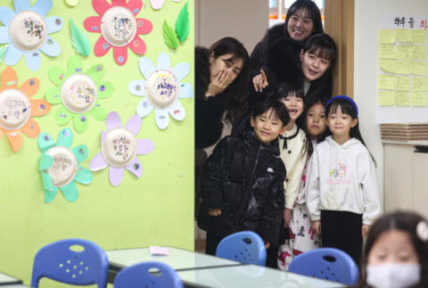 [포토뉴스] 1학년 교실 구경하는 예비 초등학생