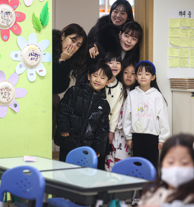 2026학년도 대구 지역 공립초등학교 신입생 예비소집이 시작된 5일 팔공초등학교에서 예비 초등학생과 학부모가 1학년 교실을 둘러보고 있다(기사 내용과는 직접적인 관련 없음). 안성완 기자 asw0727@imaeil.com