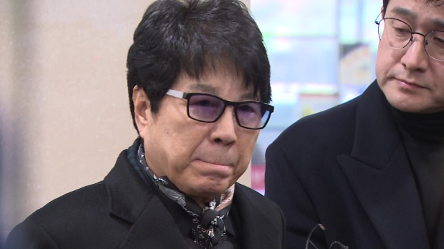 가수 조용필이 5일 서울 서초구 서울성모병원 장례식장에 마련된 배우 안성기의 빈소 조문을 마친 뒤 취재진의 질문에 답하고 있다. 연합뉴스