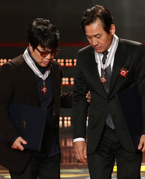 중학교 짝꿍 인연…조용필, '60년벗' 안성기 떠나보내며 