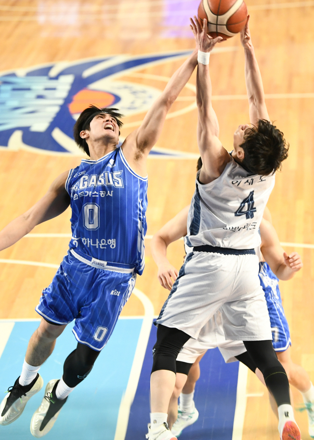 프로농구 대구 한국가스공사 페가수스 샘조세프 벨란겔(왼쪽)과 고양 소노 스카이거너스의 이재도(오른쪽)가 볼다툼을 하고 있다. KBL 제공.