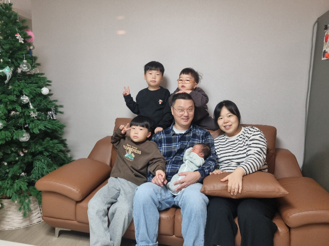 새해둥이1-최은옥·신대규 부부의 첫째 아들 신현우(9), 둘째 아들 신현호(8), 셋째 아들 신세현(5), 넷째 아들 태명: 이세.