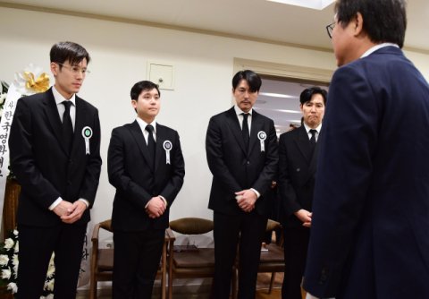 이정재·정우성, 끝까지 안성기 곁지킨다…조문객 맞고 운구도 맡아