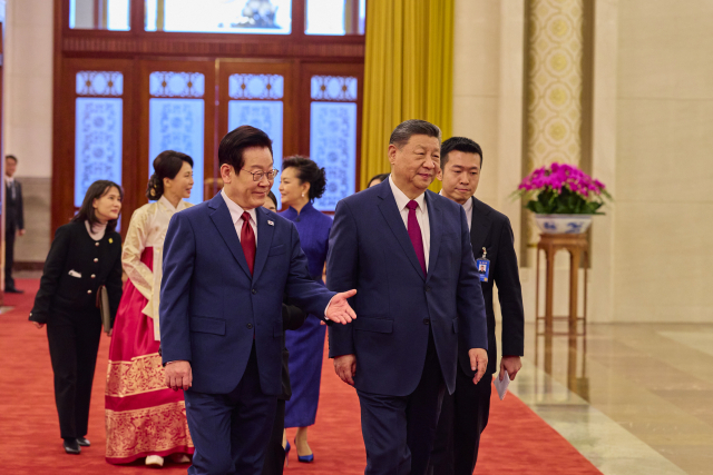 이재명 대통령과 시진핑 중국 국가주석이 5일 베이징 인민대회당에서 열린 이 대통령 공식환영식 후 정상회담을 위해 이동하고 있다. 연합뉴스