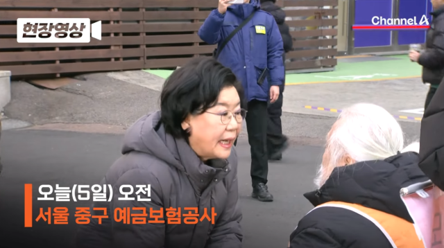 이혜훈 기획예산처 장관 후보자가 5일 서울 중구 예금보험공사 앞에서 박경석 전장연 공동상임대표와 만나고 있다. 채널A 유튜브