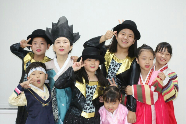 카페 나들이를 한 신효은·강현정 씨 가족. (왼쪽부터)첫째 영인, 셋째 동역, 엄마 강현정 씨, 넷째 혜진, 둘째 선명, 아빠 신효은 씨. 강현정 씨 제공