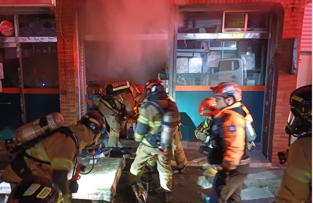 지난 5일 오후 포항시 북구 죽도동 한 슈퍼마켓에서 발생한 화재를 소방대원들이 진화하고 있다. 경북소방본부 제공