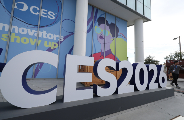세계 최대 가전·정보기술(IT) 전시회 CES 2026 개막을 앞둔 5일(현지시간) 미국 네바다주 라스베이거스 컨벤션센터(LVCC)에 조형물이 설치돼 있다. 연합뉴스