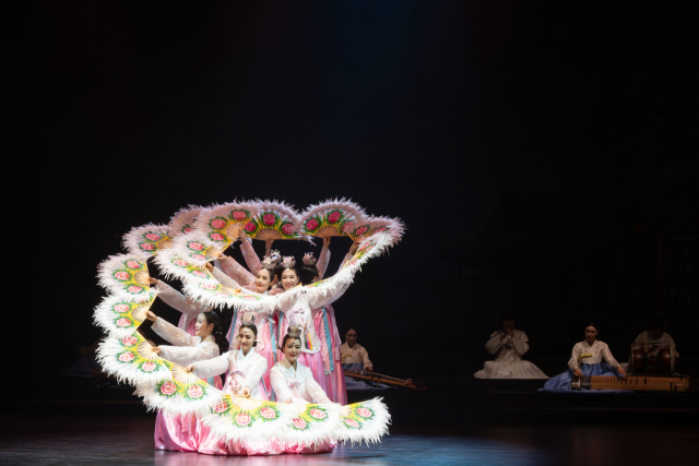 대구시립국악단 한국무용팀 부채춤. 대구문화예술진흥원