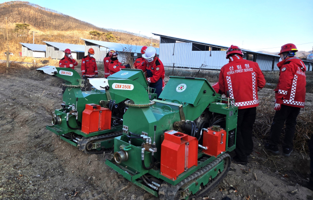 남부지방산림청은 지난 5일 영농부산물 파쇄 현장에서 2026년 시무식과 안전보건 결의대회를 가졌다. 남부산림청 제공