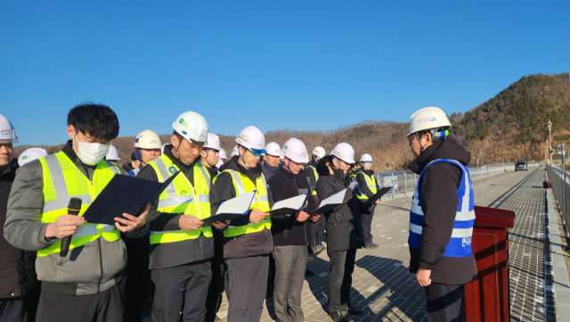 K-water 안동권지사가 지난 5일 안동댐 정상부에서 신년 무사고 안전실천다짐행사를 열고, 새해 안전관리 중점 사항 공유와 안전실천 결의문 선서를 진행됐다. K-water 안동권지사 제공