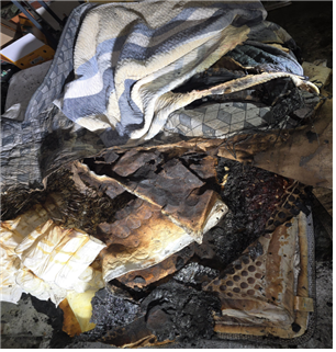 지난 1일 달서구 송현동 다가구 주택에서 전기장판 과열로 추정되는 화재가 발생했다. 사진은 불에 탄 전기장판. 대구소방안전본부 제공