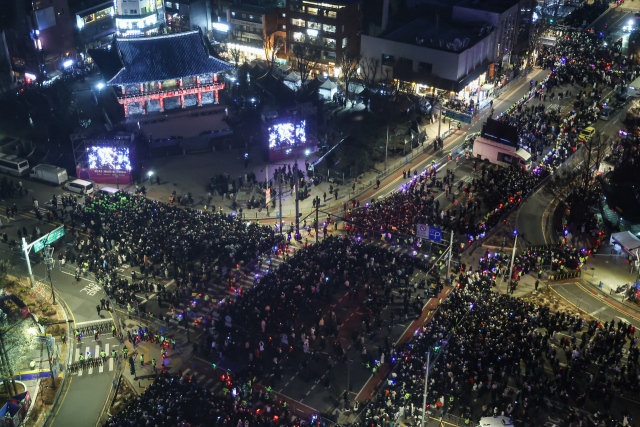 2026년 새해 첫날인 1일 서울 종로 보신각에서 열린 제야의 종 타종행사에서 시민들이 타종 모습을 지켜보고 있다 . 연합뉴스