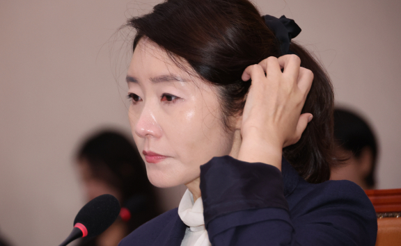 '공천헌금 1억 보관 의혹' 강선우 前 보좌관 경찰 출석