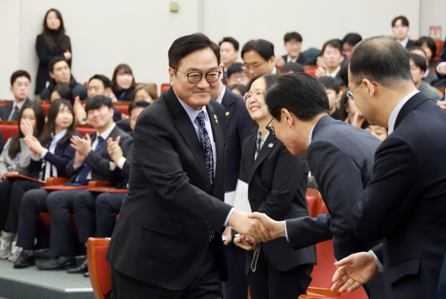 우원식 국회의장이 6일 국회도서관 대강당에서 열린 비상계엄 해제 유공 특별포상 수여식에 참석하고 있다. 연합뉴스