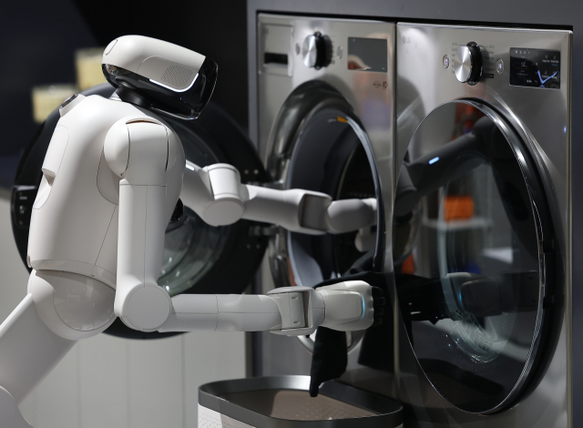 세계 최대 가전·정보기술(IT) 전시회 CES 2026을 앞둔 5일(현지시간) 미국 네바다주 라스베이거스 컨벤션센터(LVCC) LG전자 부스에서 홈 로봇 