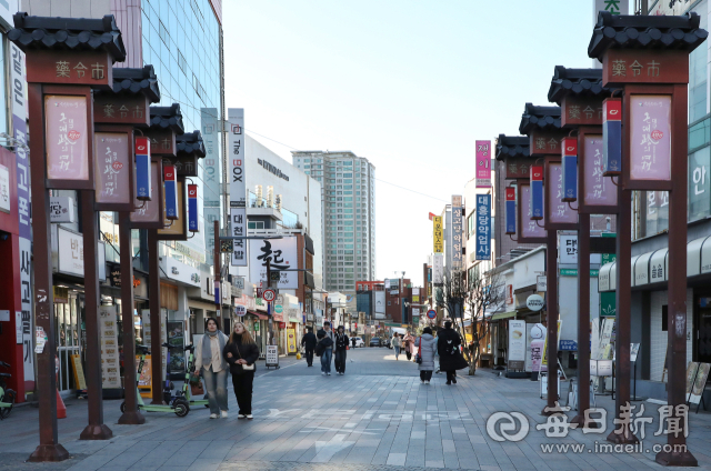 6일 오후 전통 약령시를 상징하는 가로등 아래로 시민과 관광객들이 오가고 있다. 조선시대 약재 유통의 중심지였던 약령시는 오늘날 도심형 전통시장으로 변화를 거듭하고 있다. 정운철 기자 woon@imaeil.com