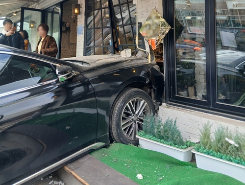 60대 여성 운전자 차량, 인천 카페로 돌진…페달 오조작 추정