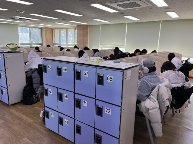 6일 오전 경북여고 학생들이 교내 학습실에서 윈터스쿨에 참여하고 있다. 김영경 기자