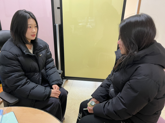 대구 경북여고는 2~30일 총 21일간 교내 학습실에서 윈터스쿨 운영한다. 재학생이 졸업생 멘토와 상담하는 모습. 김영경 기자