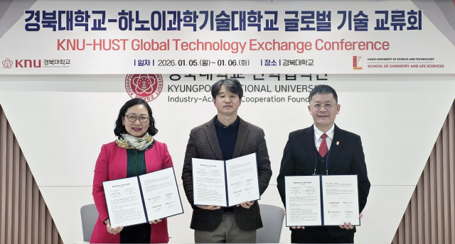 지난 5일 경북대 글로벌플라자에서 경북대 산학협력단과 경북대기술지주㈜는 베트남 하노이과학기술대(HUST) 화학생명과학대학, 비케이홀딩스와 산학 교류 및 협력을 위한 4자 업무협약을 맺었다. (왼쪽부터)풍 란 흐엉 비케이홀딩스 대외협력실장, 정성근 경북대기술지주㈜대표이사, 추 끼 손 하노이과학기술대 화학생명과학대학장. 경북대 제공