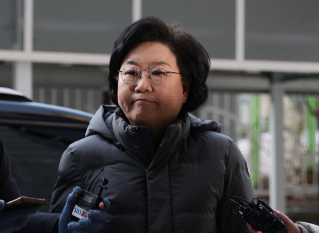 이혜훈 기획예산처 장관 후보자가 6일 서울 중구 예금보험공사에 마련된 인사청문회 준비 사무실로 출근하며 취재진의 질문을 듣고 있다. 연합뉴스