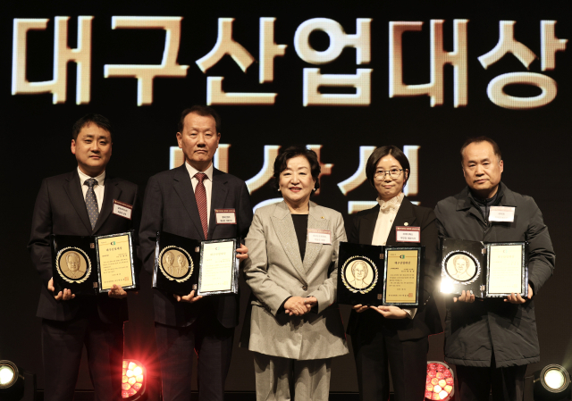 6일 오후 대구 엑스코에서 열린 경제계 신년인사회에서 박윤경 대구상공회의소 회장과 2026년 대구사업대상 수상자들이 기념촬영을 하고 있다. 대구상공회의소 제공