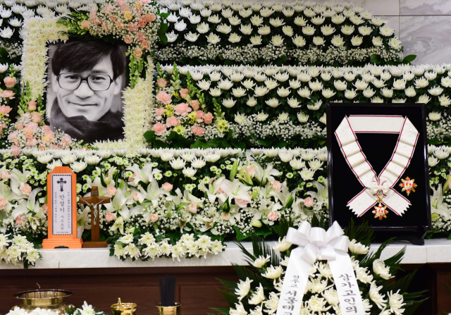 5일 별세한 배우 안성기의 서울성모병원 빈소에 훈장이 놓여 있다. 정부는 고인에게 대중문화예술 분야의 최고 영예인 금관문화훈장을 추서했다. 연합뉴스
