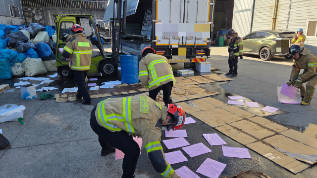 경북 경주시 외동읍 공장에서 누출된 수산화칼륨을 제거하고 있는 모습. 경북소방본부 제공