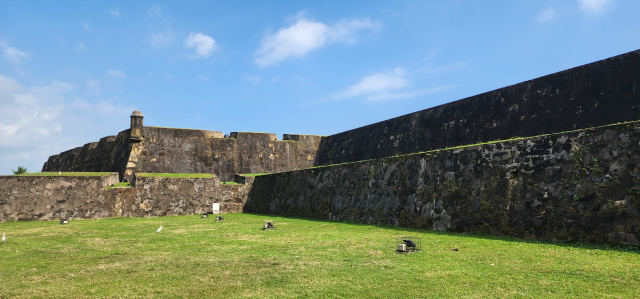 성벽 안 마을의 일상이 흐르는 