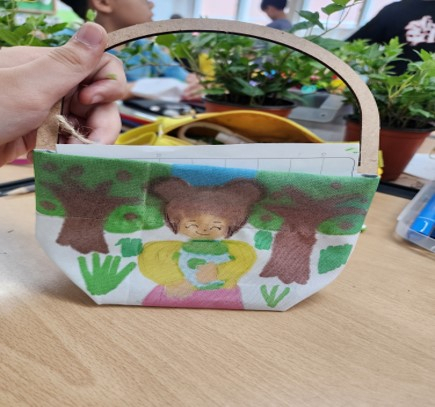 경북 구미에서 폐현수막을 활용해 제작한 행잉플랜트. 구미시 제공