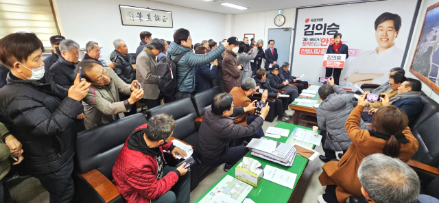 김의승 전 서울시 행정1부시장이 7일 안동시청 브리핑룸에서 가진기자회견을 통해 오는 6월 전국동시지방선거 안동시장 선거에 출마할 것을 밝히고 있다. 엄재진 기자