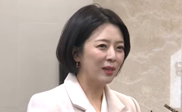 흰 옷에 미소까지…故 안성기 조문한 배현진 태도 논란