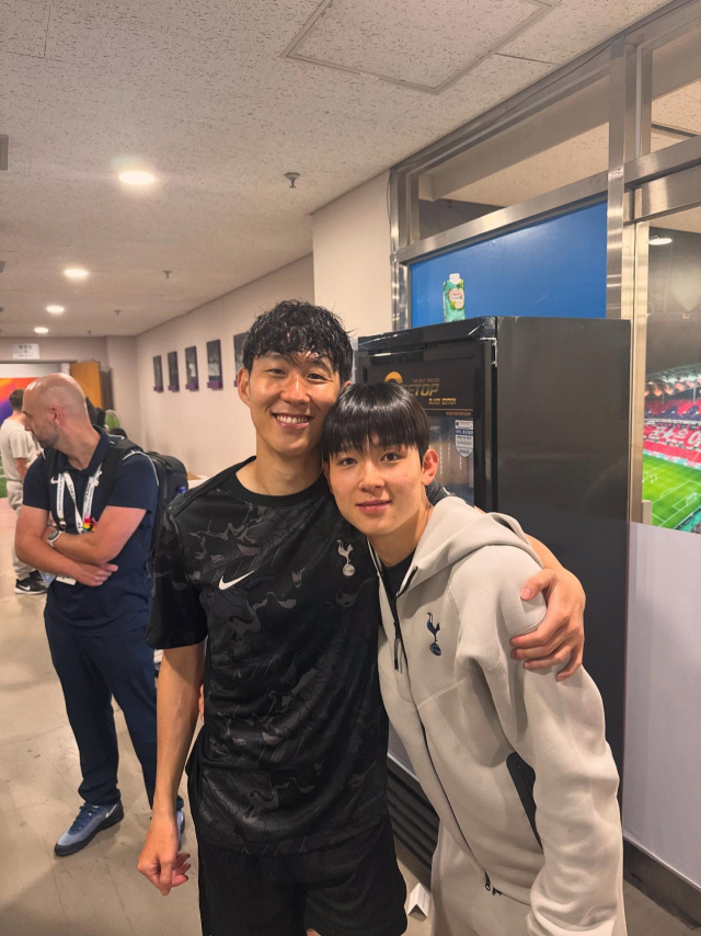 토트넘 소속으로 국내에서 열린 친선전에 뛴 양민혁이 팀 선배 손흥민과 찍은 기념 사진. 양민혁 SNS 제공