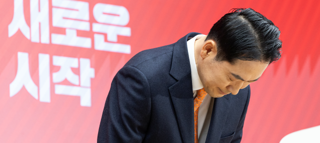 고개 숙인 장동혁 