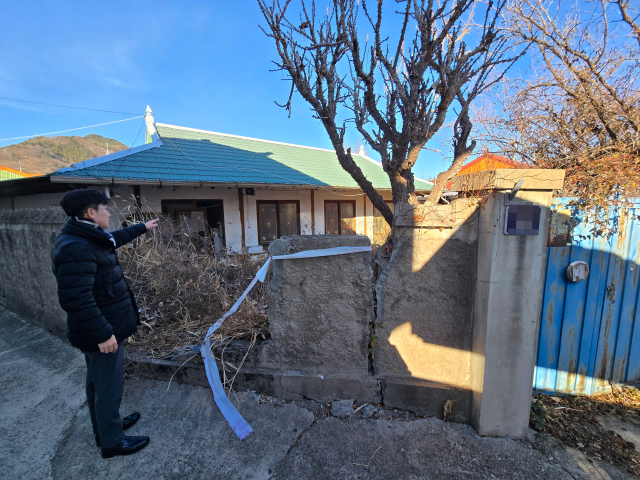 영양군 영양읍에 있는 한 반집의 담장이 일부 무너진 채 방치 돼 있는 모습. 해당 빈집의 담장은 추가 붕괴도 우려되고 있다. 김영진 기자