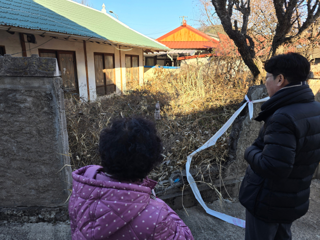 영양군 영양읍에 있는 한 빈집의 담장이 일부 무너진 채 방치 돼 있는 모습. 해당 빈집의 담장은 추가 붕괴도 우려되고 있다. 김영진 기자