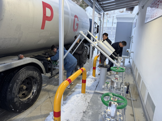 경북 울릉군에 추진 중인 LPG 배관망 구축사업의 핵심 시설인 저장탱크에 차량으로 운반된 LPG를 충전하고 있다. 울릉군 제공