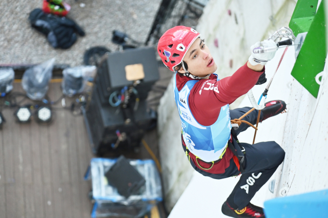 청송 월드컵에 출전한 한 선수가 정상까지 아이스바일을 찍어가며 오르는 모습. 청송군 제공