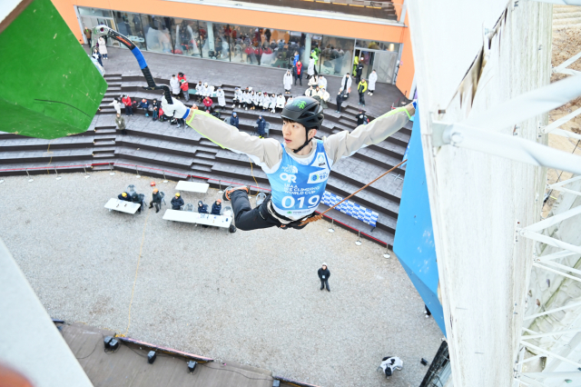 청송 월드컵에 출전한 대한민국 국가대표 선수가 아이스바일만으로 자신의 몸을 지탱하는 모습. 청송군 제공