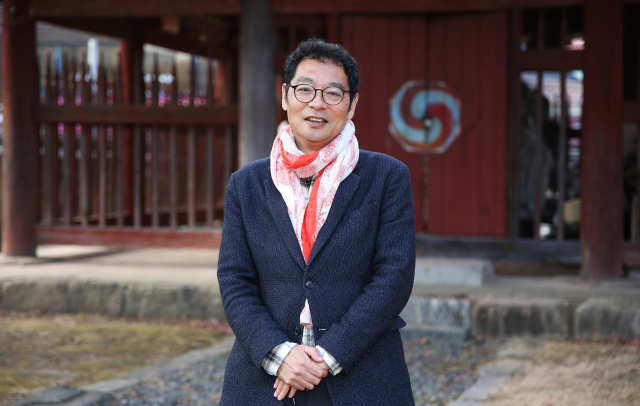 아라키 준 씨가 경주문화원 향토사료관 옆 옛 성덕대왕신종 종각을 배경으로 포즈를 취하고 있다. 김도훈 기자