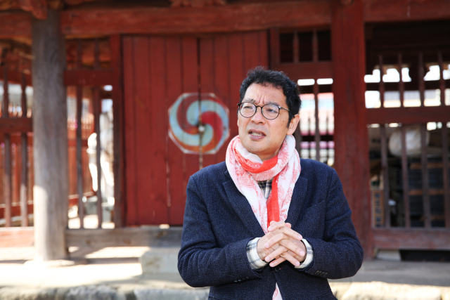 아라키 준 씨가 경주문화원 향토사료관 옆 옛 성덕대왕신종 종각 앞에서 일제강점기 경주 이야기를 들려주고 있다. 김도훈 기자