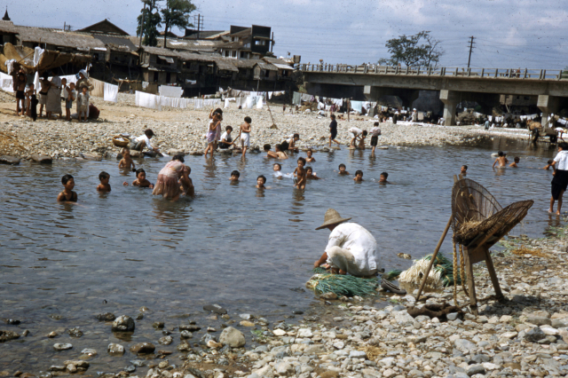 1952년 대구 신천 강변에서 파를 씻는 사람과 목욕을 하는 아이. 한국저작권위원회 2018년공유저작물DB수집.