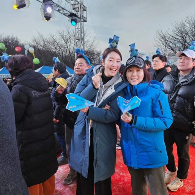 지난 2024년 1월1일 강선우 무소속 의원(왼쪽)과 김경 서울시의원이 함께 행사에 참석해 촬영한 기념사진. 김경 서울시의원 페이스북 캡처