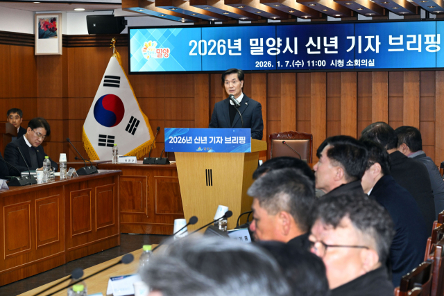 안병구 시장이 기자들의 질문에 답하고 있다.